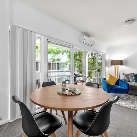 Convenient & Comfy! ~ 2bed, 2bath, 2car, Balcony Brisbane