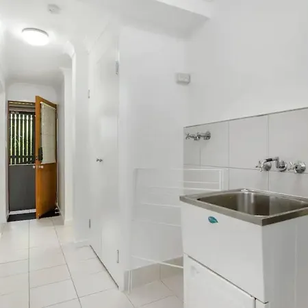 Close To Suncorp Stadium: 1 Bed And Parking! Apartment *