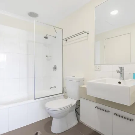 Apartment Spacious 2-bed With Views, Parking & Pool *
