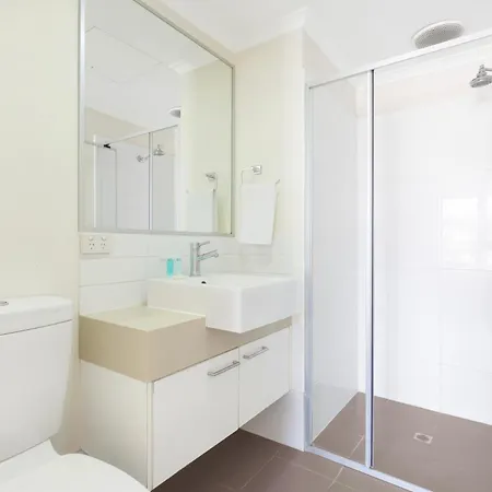Spacious 2-bed With Views, Parking & Pool Apartment *