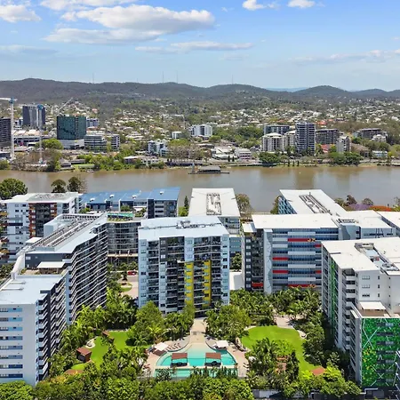 3-bed Luxurious Retreat By River & Cbd Apartment *