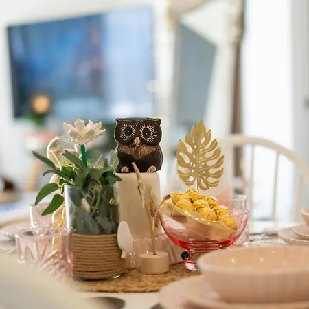 Location! Boutique 2br With Pool & Bbq Near South Bank And Apartment