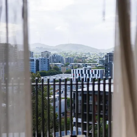 Location! Boutique 2br With Pool & Bbq Near South Bank And