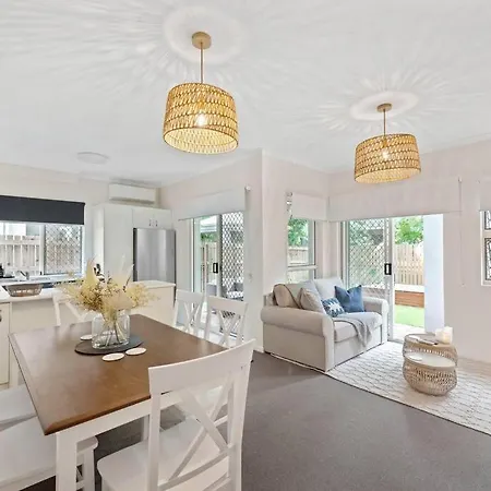 Contemporary Comfy ~ 2bed/2bath/1car ~ Hawthorne *