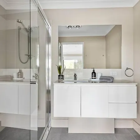 Holiday home Convenient + Spacious! 3bed/2.5bath/1car~townhouse