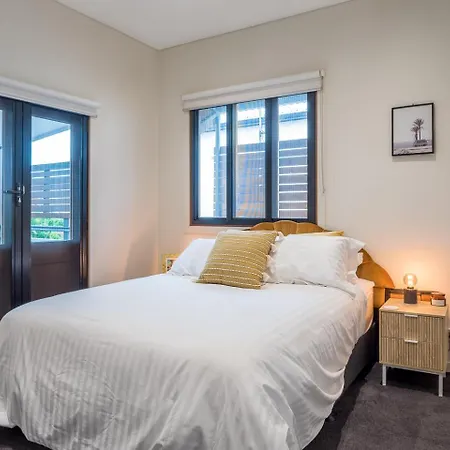 Beautiful Modern In Heart Of New Farm *