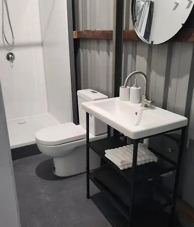 Bennetts Vintage Tiny House Retreat * Brisbane