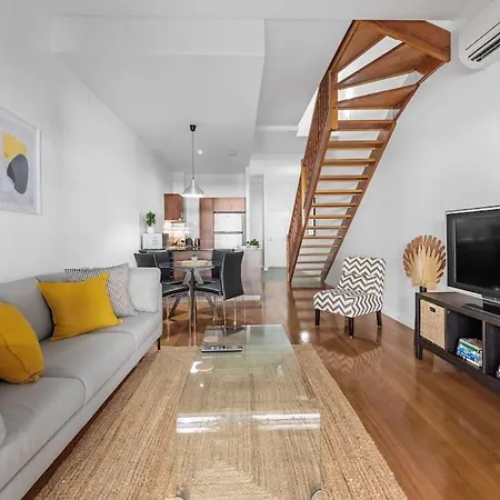 Hipster Loft! ~ 1bed/study/1bath/balconies/1car Apartment *