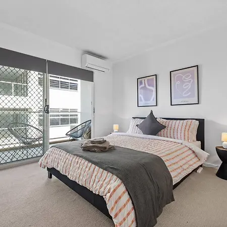Hipster Loft! ~ 1bed/study/1bath/balconies/1car Apartment
