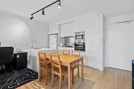 Apartment 1br Luxury Apt W Gym Pool Cp And Wifi 1km From Cbd