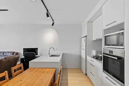 Apartment 1br Luxury Apt W Gym Pool Cp And Wifi 1km From Cbd