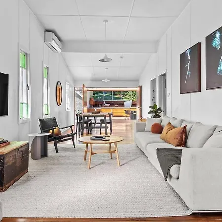 Holiday home Inside Out! ~ 3 Bed House ~ Toowong *