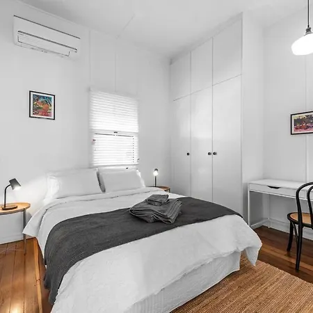 Inside Out! ~ 3 Bed House ~ Toowong