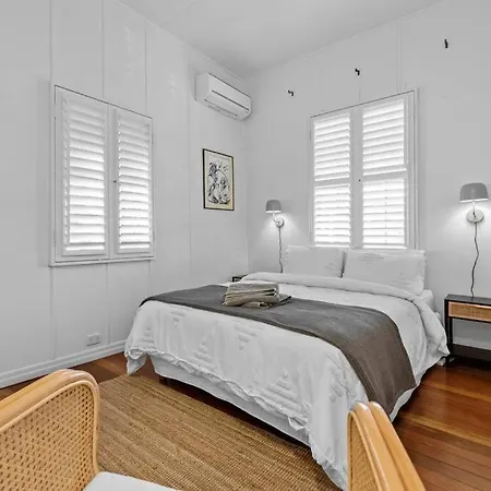 Inside Out! ~ 3 Bed House ~ Toowong Holiday home *