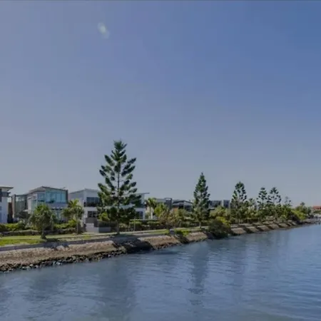 Prime Location: Just Steps Away From Oxford Street * Brisbane