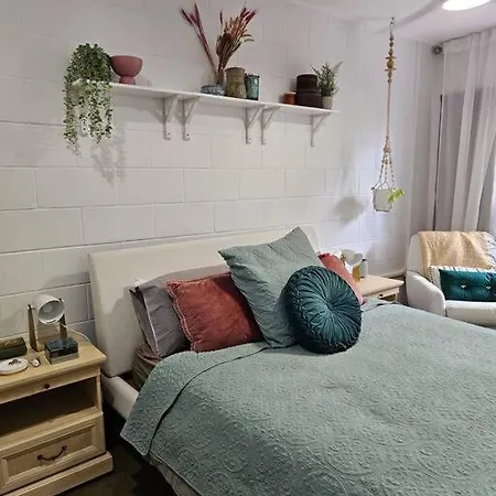Apartment Prime Location: Just Steps Away From Oxford Street *