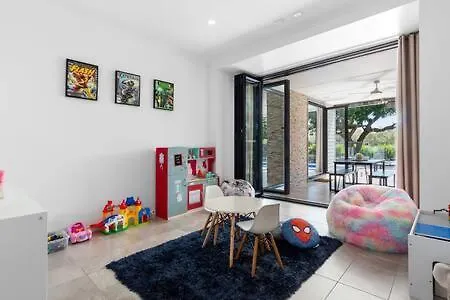 5bdr Ultimate Family Retreat Pool Toys Galore Holiday home Brisbane