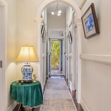 5br Queenslander - Walk To The Gabba - Sleeps 10