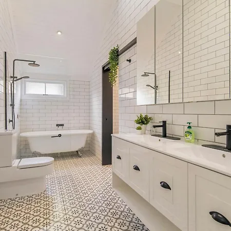 5br Queenslander - Walk To The Gabba - Sleeps 10 Holiday home Brisbane