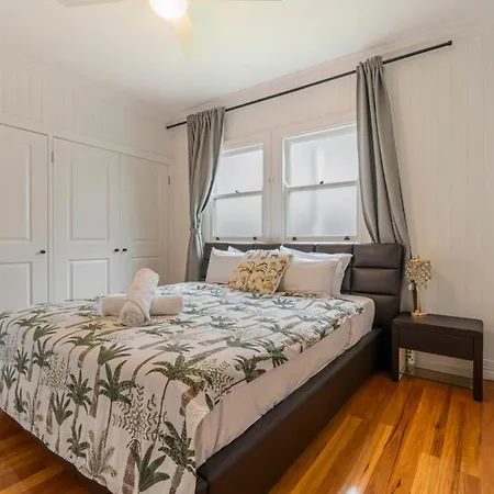 5br Queenslander - Walk To The Gabba - Sleeps 10 *