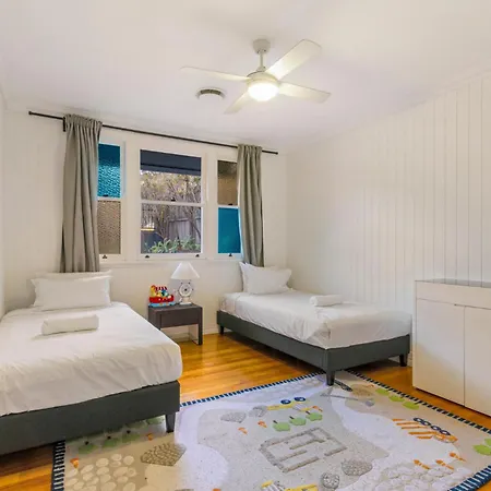 5br Queenslander - Walk To The Gabba - Sleeps 10 Holiday home Brisbane