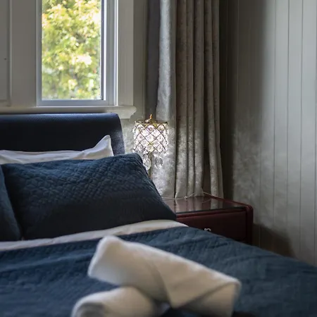 Holiday home 5br Queenslander - Walk To The Gabba - Sleeps 10 *