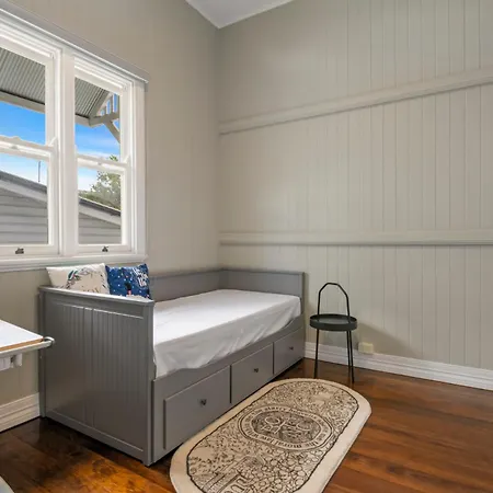 Holiday home 5br Queenslander - Walk To The Gabba - Sleeps 10 *