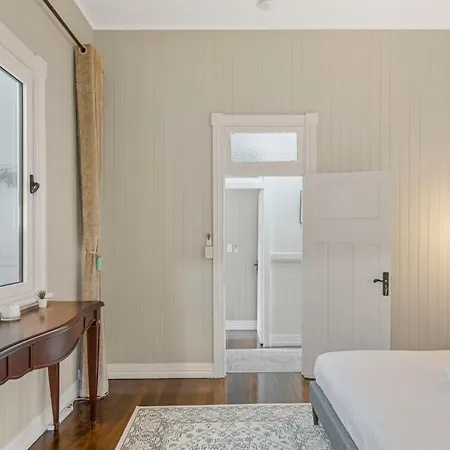 5br Queenslander - Walk To The Gabba - Sleeps 10 * Brisbane
