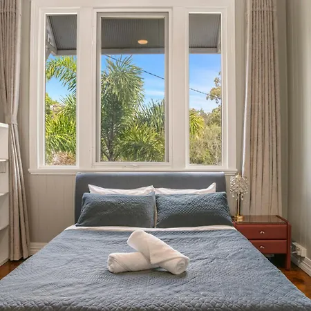 5br Queenslander - Walk To The Gabba - Sleeps 10