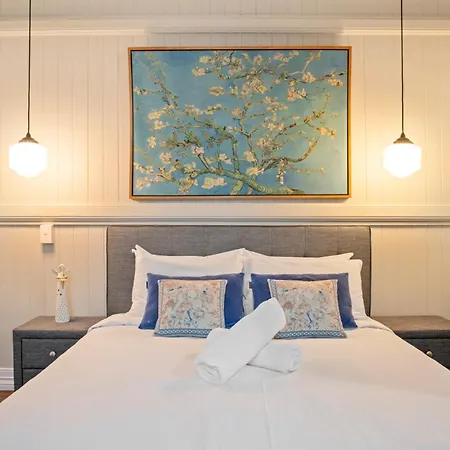 Holiday home 5br Queenslander - Walk To The Gabba - Sleeps 10 Brisbane