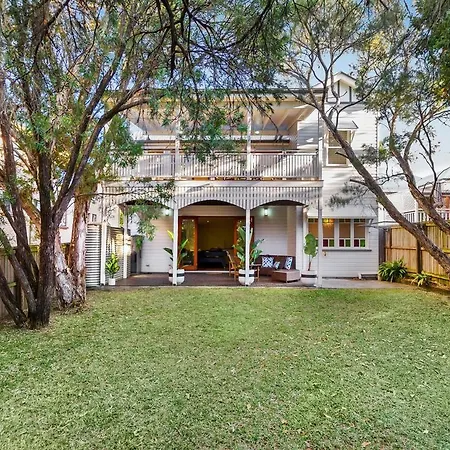 Holiday home 5br Queenslander - Walk To The Gabba - Sleeps 10