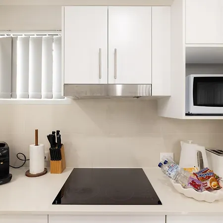 Apartment Gst Credits! Ac! Shops! Parking! Espresso! 135af1