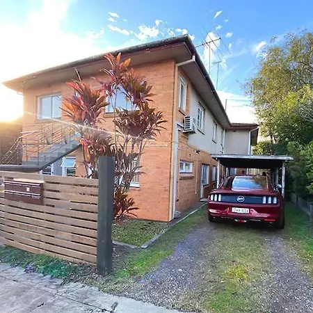 3 Bed Budget Gem With Parking Near Gabba *