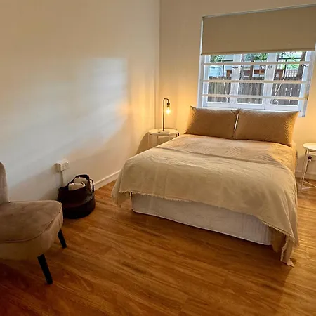 3 Bed Budget Gem With Parking Near Gabba Apartment