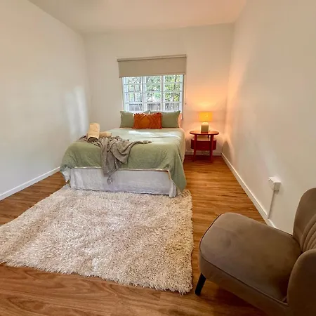 3 Bed Budget Gem With Parking Near Gabba Apartment