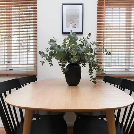 3 Bed Budget Gem With Parking Near Gabba *