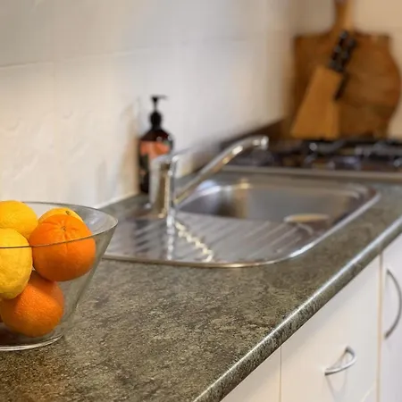 3 Bed Budget Gem With Parking Near Gabba