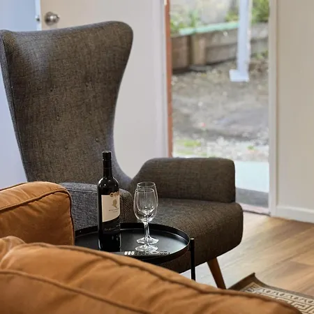 3 Bed Budget Gem With Parking Near Gabba Apartment *