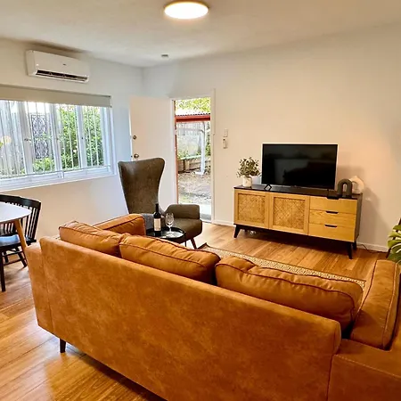 3 Bed Budget Gem With Parking Near Gabba Apartment
