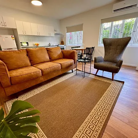 3 Bed Budget Gem With Parking Near Gabba