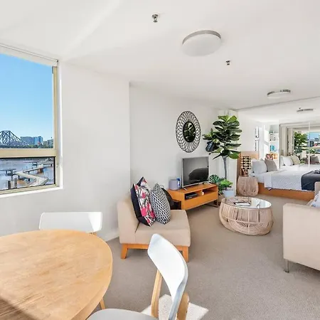 Fab! ~ Skyline City, Water + Story Bridge Views Apartment *