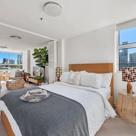 Fab! ~ Skyline City, Water + Story Bridge Views Apartment Brisbane