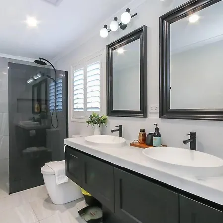 A Family Affair ~ 4 Bed/2.5bath/pool ~ Morningside Holiday home