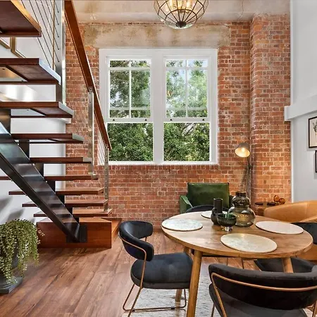 Woolstore Elegance ~ 2bed/2bath/1car ~ Teneriffe Apartment
