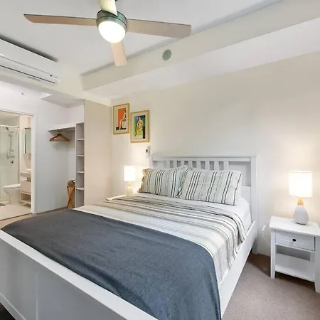 Tropical ~ 2 Bed/2 Bath/1 Car ~ West End * Brisbane