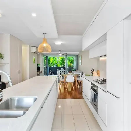 Tropical ~ 2 Bed/2 Bath/1 Car ~ West End Apartment *