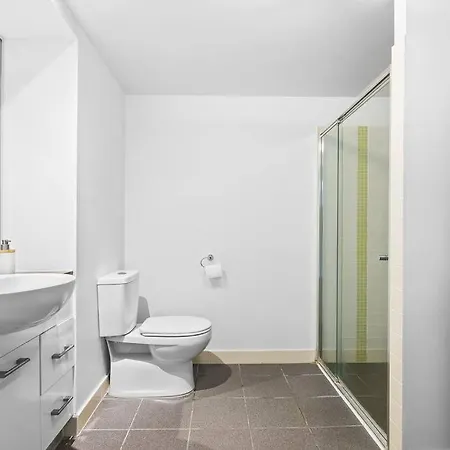 Offline - 37f Cbd With Views And Pool Apartment