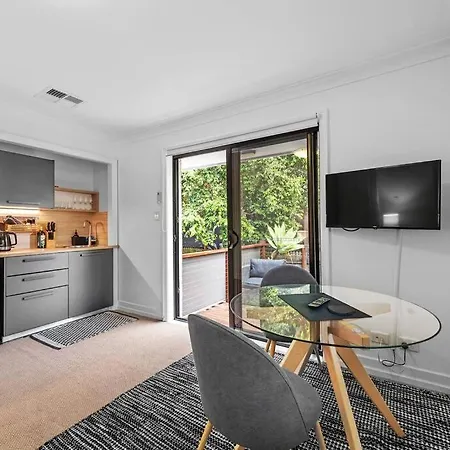 Noble House ~ Fully Self-contained Guest - 2 Bed/1bath/1car~parklands + Transport Apartment