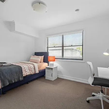 Noble House ~ Fully Self-contained Guest - 2 Bed/1bath/1car~parklands + Transport Apartment *