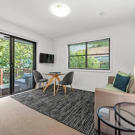 Apartment Noble House ~ Fully Self-contained Guest - 2 Bed/1bath/1car~parklands + Transport